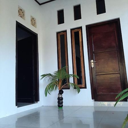 Riung Tiga Empat Tujuh Guesthouse Eksteriør billede