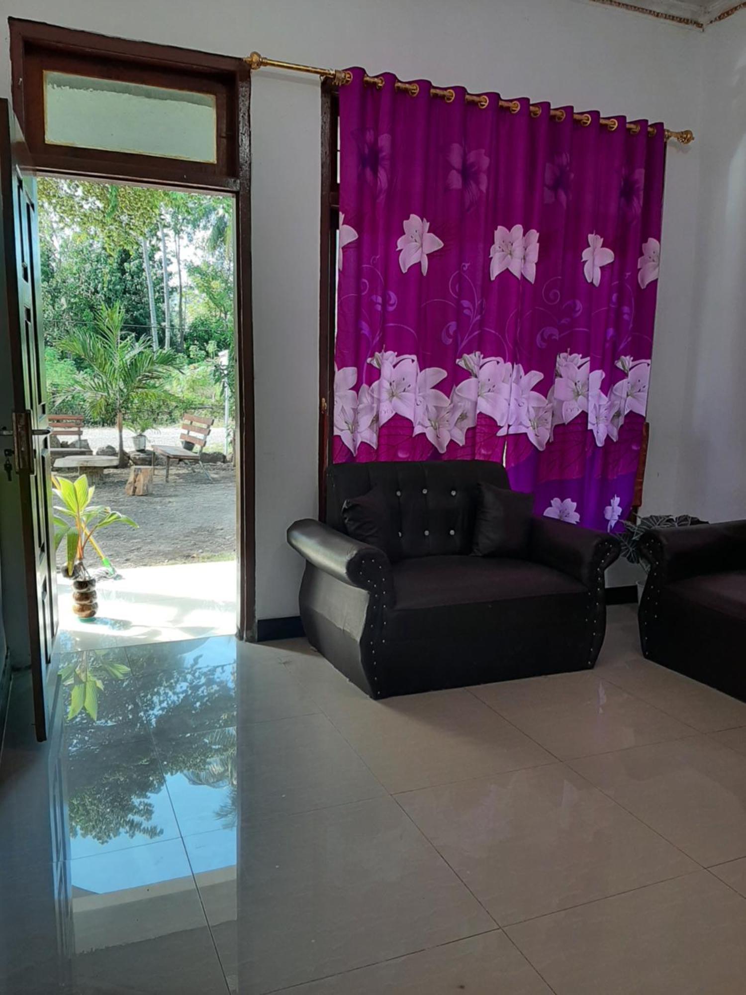Riung Tiga Empat Tujuh Guesthouse Eksteriør billede