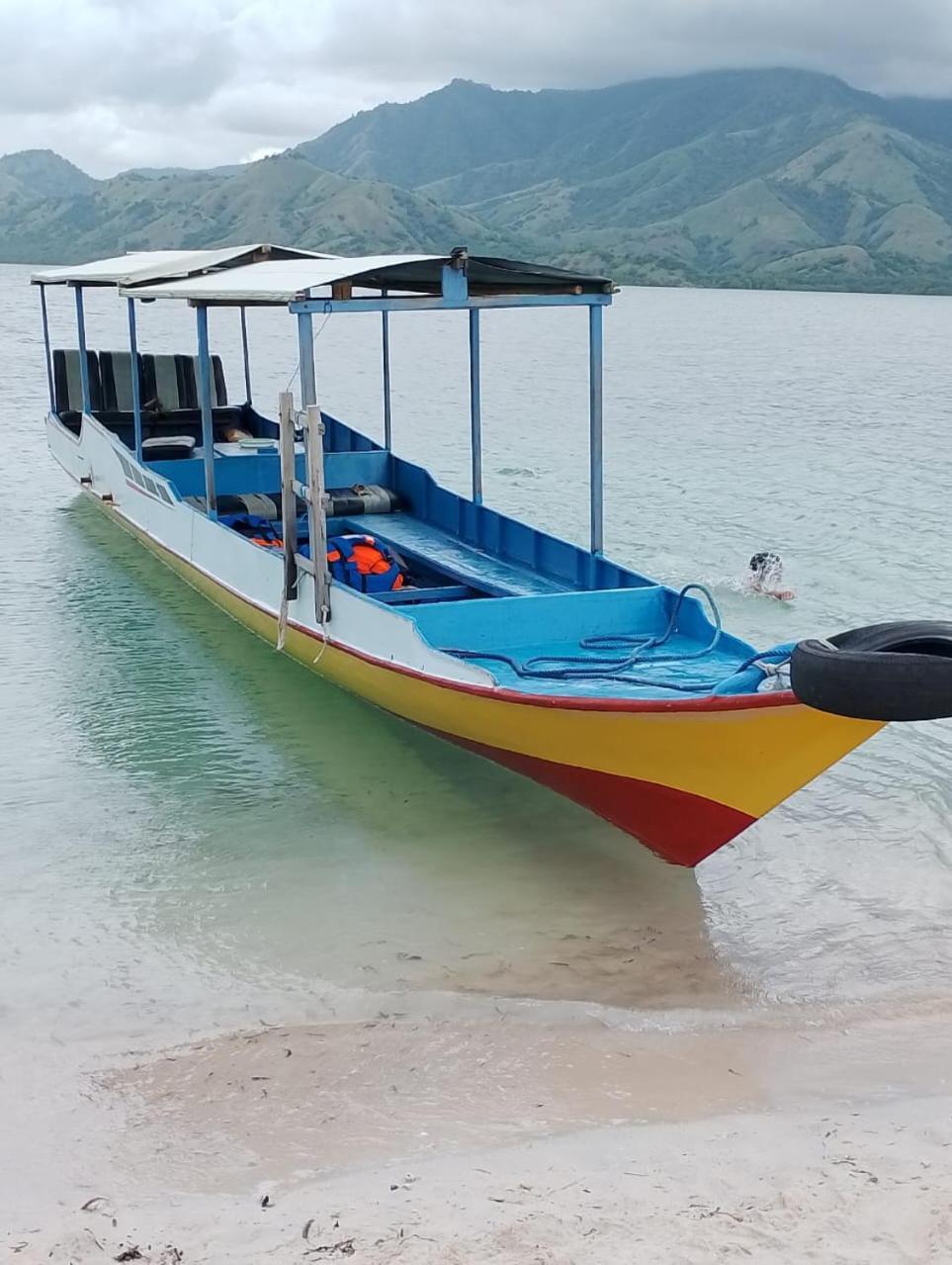 Riung Tiga Empat Tujuh Guesthouse Eksteriør billede